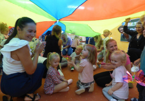 Dzieci pod chustą podczas zabawy